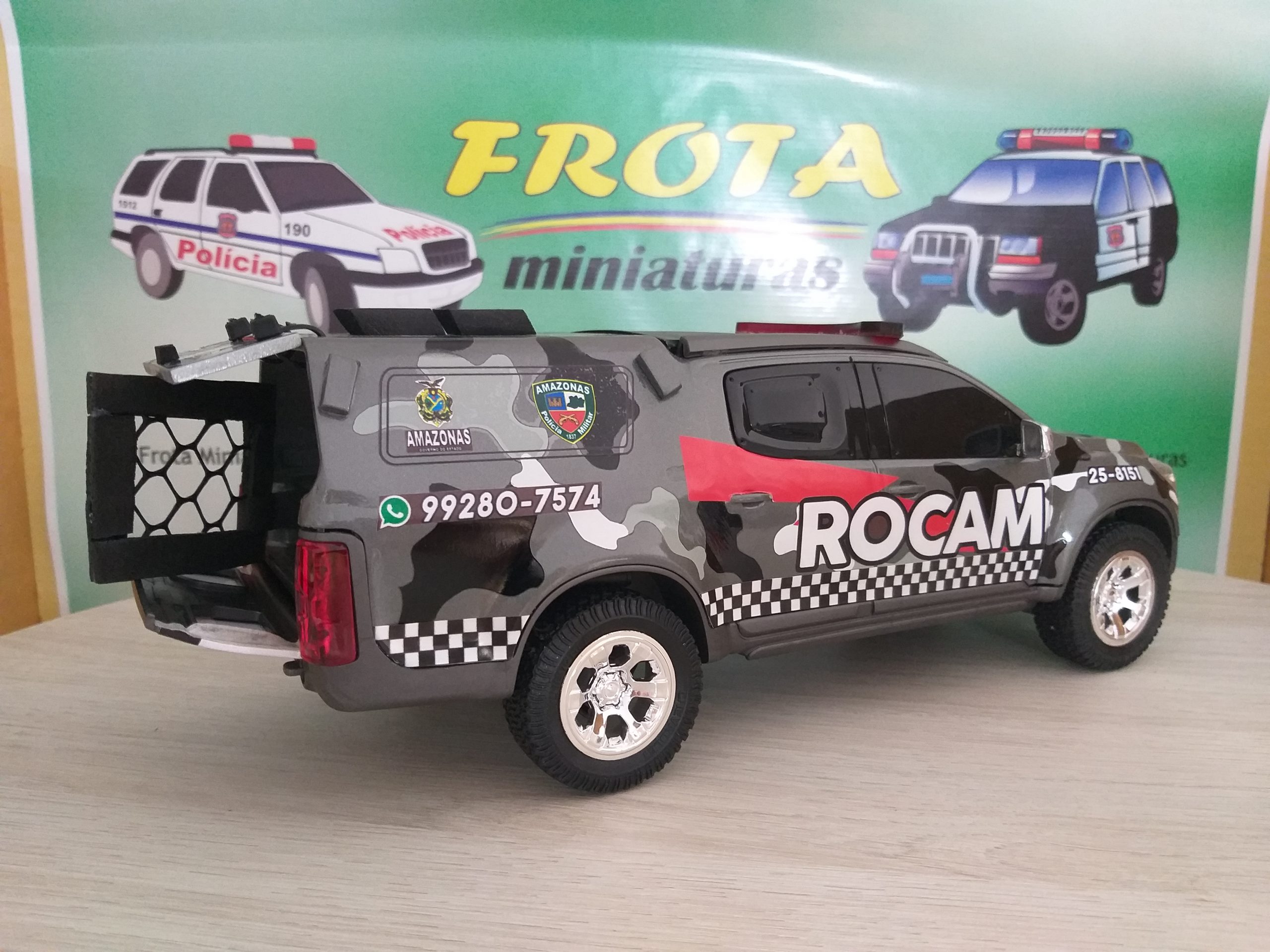 Miniatura de carro S10 com mini paredão na carroçinha