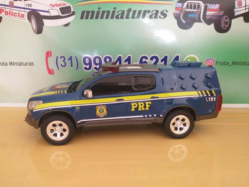 Miniatura de carro S10 com mini paredão na carroçinha