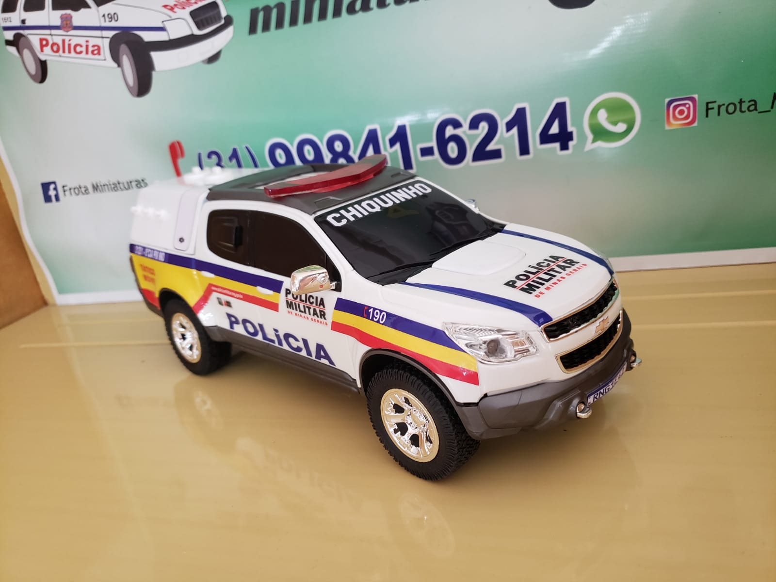 Miniatura de carro S10 com mini paredão na carroçinha