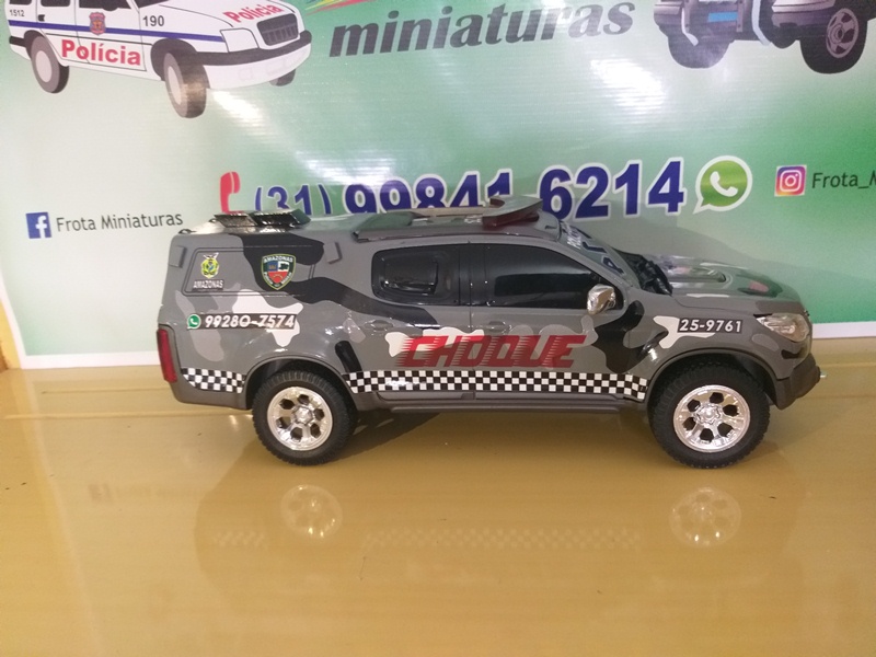 Miniatura de carro S10 com mini paredão na carroçinha